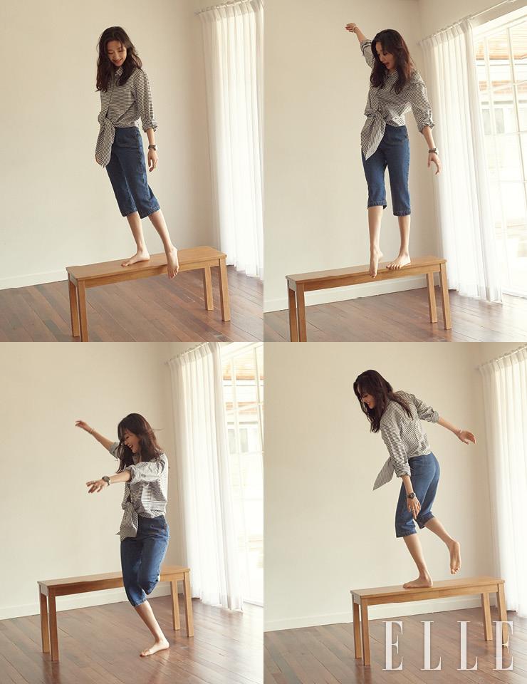 12개의 다이아몬드 인디케이터가 세팅된 다이얼의 블랙 J12 워치, 두 번째 손가락의 18K 옐로골드 코코 크러쉬 스몰 사이즈 링, 다이아몬드가 세팅된 퀼팅 모티프의 화이트골드 코코 크러쉬 브레이슬렛, 옐로골드 코코 크러쉬 이어링은 모두 Chanel Watches & Fine Jewelry.