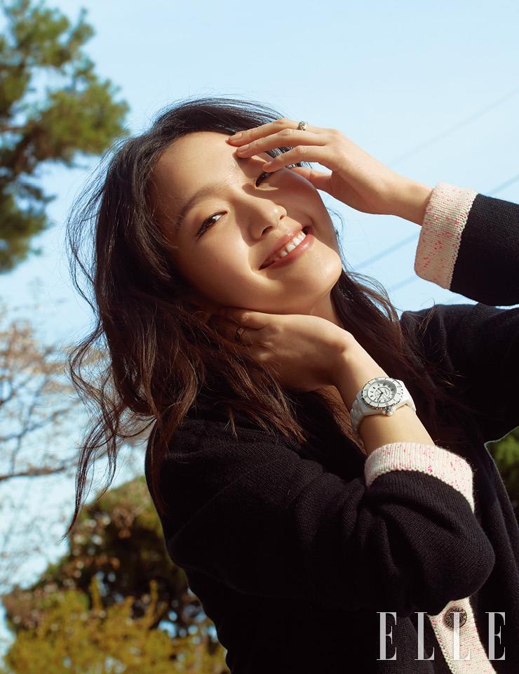 견고한 화이트 세라믹과 스틸 케이스로 이뤄진 화이트 J12 워치, 18K 베이지골드 코코 크러쉬 스몰 사이즈 링은 모두 Chanel Watches & Fine Jewelry.