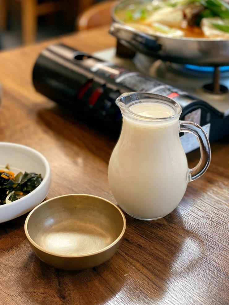 황금콩밭에서 직접 만드는 탁주, 시큼한 맛이 특징