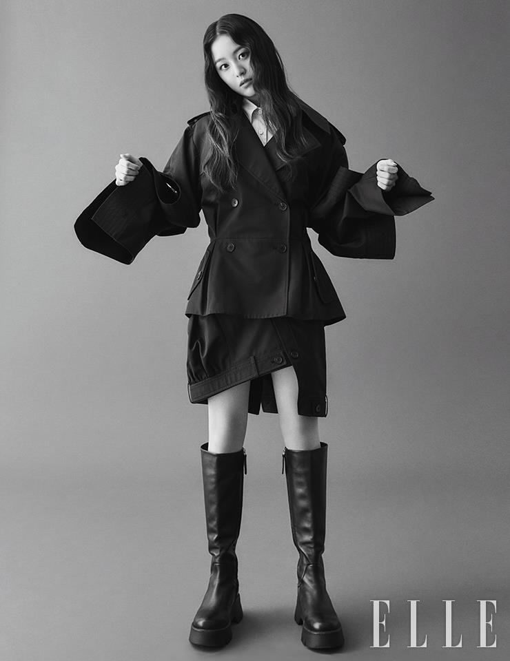 와이드한 프릴 소매의 톱과 셔츠, 스커트는 모두 Besfxxk.롱부츠는 Gianvito Rossi.
