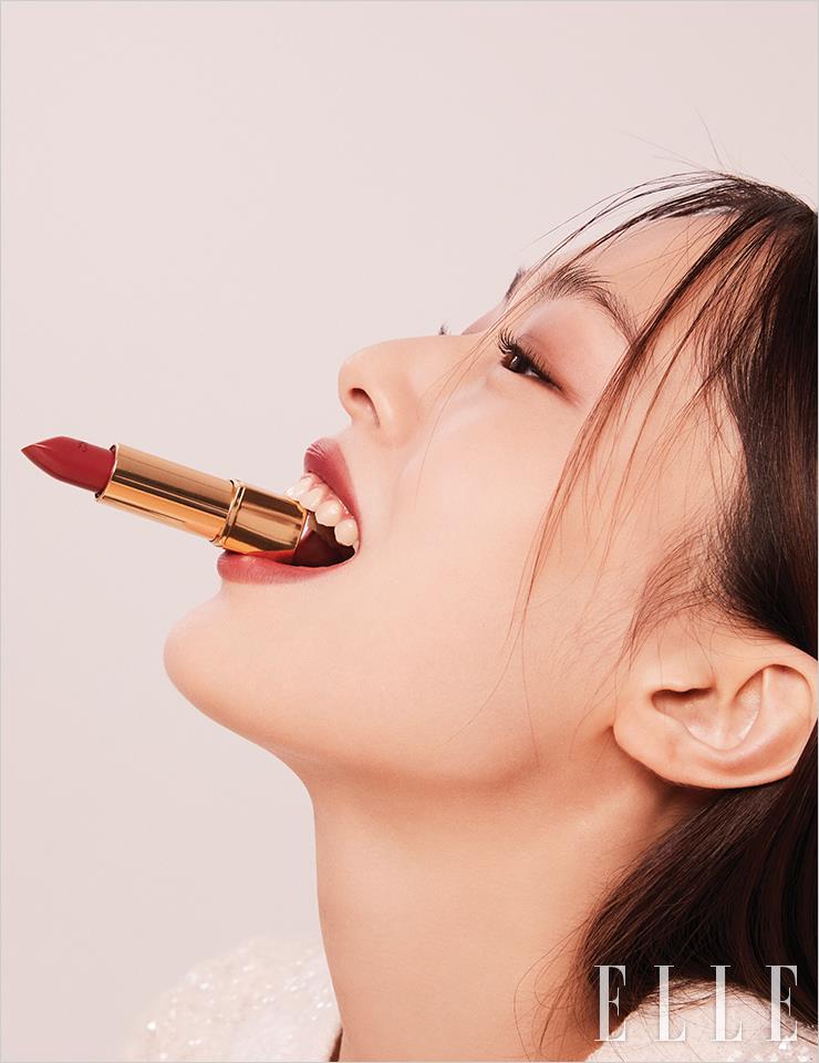 울트라 르 뗑, BD21로 도자기처럼 매끈한 피부를 완성한 성민. 브라운과 테라코타 톤을 두루 갖춘 레 꺄트르 옹브르, 328 블러리 모브를 사용해 가을 웜 톤에 잘 어울리는 섀도 표현을 해준다. 눈썹 결과 속눈썹 컬링만 꼼꼼히 체크한 뒤 레드 베이지빛의 루쥬 알뤼르, 211 쉽띨을 입술에 발라 화룡점정을 완성한다. 사용 제품은 모두 Chanel.