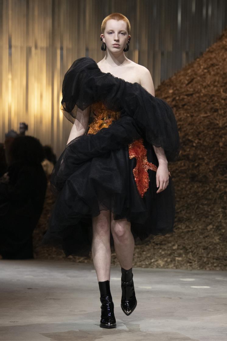 알렉산더 맥퀸 2022 A/W 여성 컬렉션