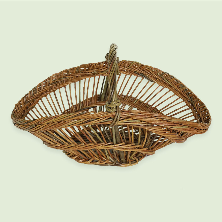 프랑스 도르도뉴 지역에서 감자를 담기 위해 만든 바구니. 프랑스의 바구니 장인에게 전수받은 기술로 소량 제작된다. 33만원, 노포크 바스켓 컴퍼니 by 인포멀웨어.