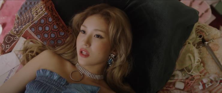 SOMI - 'What You Waiting For' M/V에서 캡쳐.