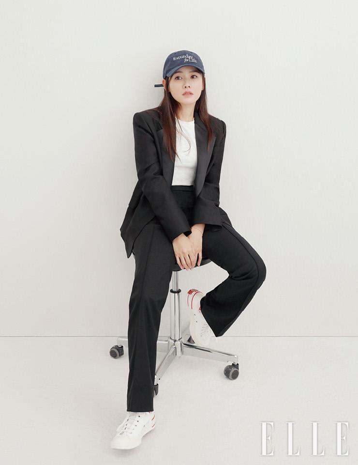 클래식한 테일러드 싱글 버튼 턱시도 재킷과 스트레이트 핏의 핀턱 팬츠는 모두 BAU by Bride and You. 볼캡은 Club Activity. 화이트 스니커즈는 Converse. 