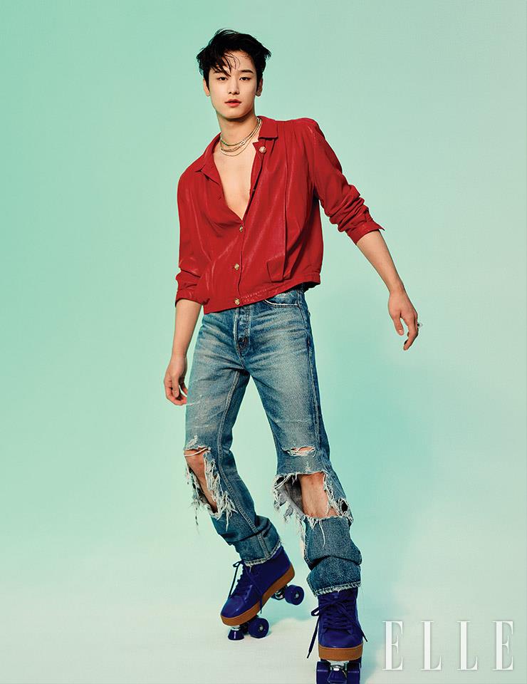 레드 컬러 빈티지 레더 블루종은 Bell & Nouveau. 디스트로이드 데님 팬츠는 Celine Homme by Hedi Slimane. 레이어드 스타일의 네크리스와 다이아몬드 링은 모두 Fred.