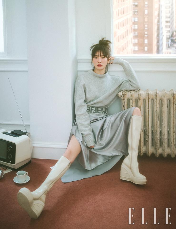 로고 디테일의 울 스웨터와 새틴 슬릿 스커트, 청키한 웨지 부츠는 모두 Fendi.