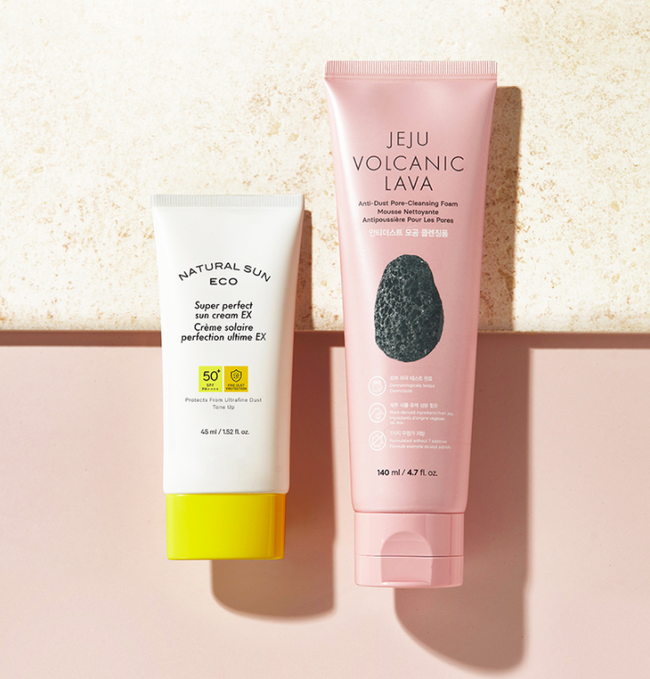 더페이스샵 내추럴 선 에코 미세먼지 안심 듀오 세트 - 초미세먼지 흡착 방지 효과가 있는 내추럴 선 에코 슈퍼 퍼펙트 선크림 EX와 미세한 화산토 입자가 거품과 함께 먼지를 흡착해 씻어내는 제주 화산토 안티 더스트 클렌징 폼이 세트. 선크림 45mL + 클렌징 폼 140mL 2만2천원.