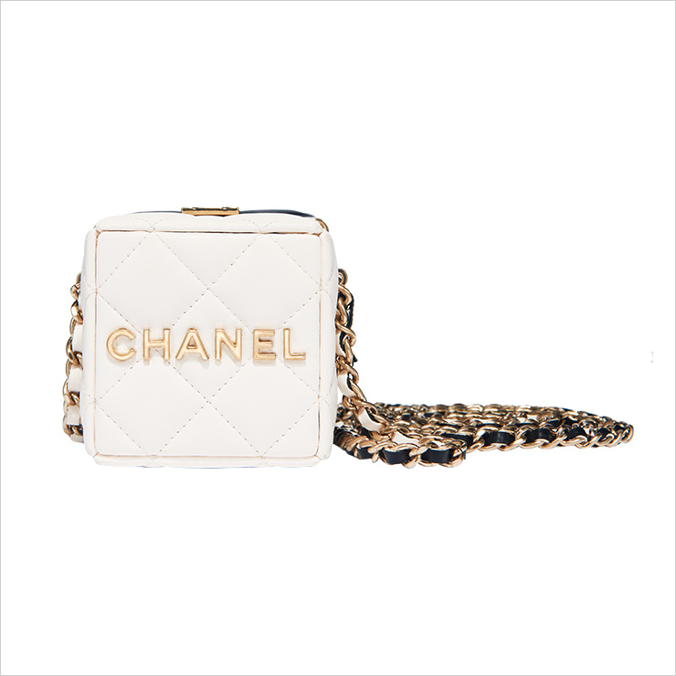 퀼팅 디테일의 큐브 체인 백은 가격 미정, Chanel.