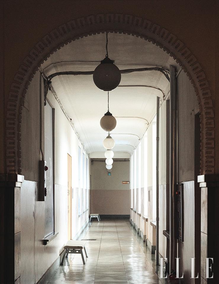 장식적인 아치형 천장에서 시작되는 긴 복도.