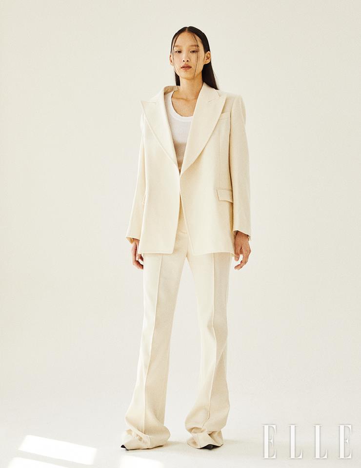 피크트 라펠의 크림색 수트, 플레어 팬츠는 가격 미정, 모두 Givenchy. 슬리브리스 톱은 에디터 소장품. 스틸레토 힐은 가격 미정, Balenciaga. 