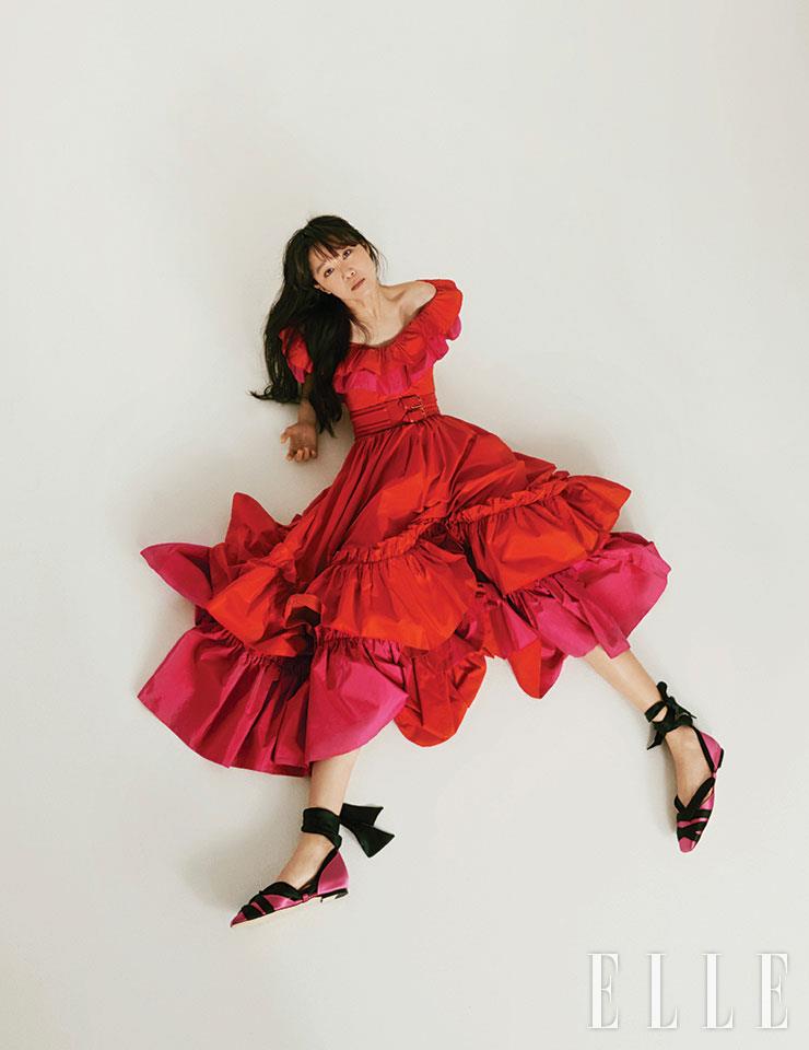 러플 드레스와 레더 벨트는 모두 Alexander McQueen. 스트랩 슈즈는 Jimmy Choo.