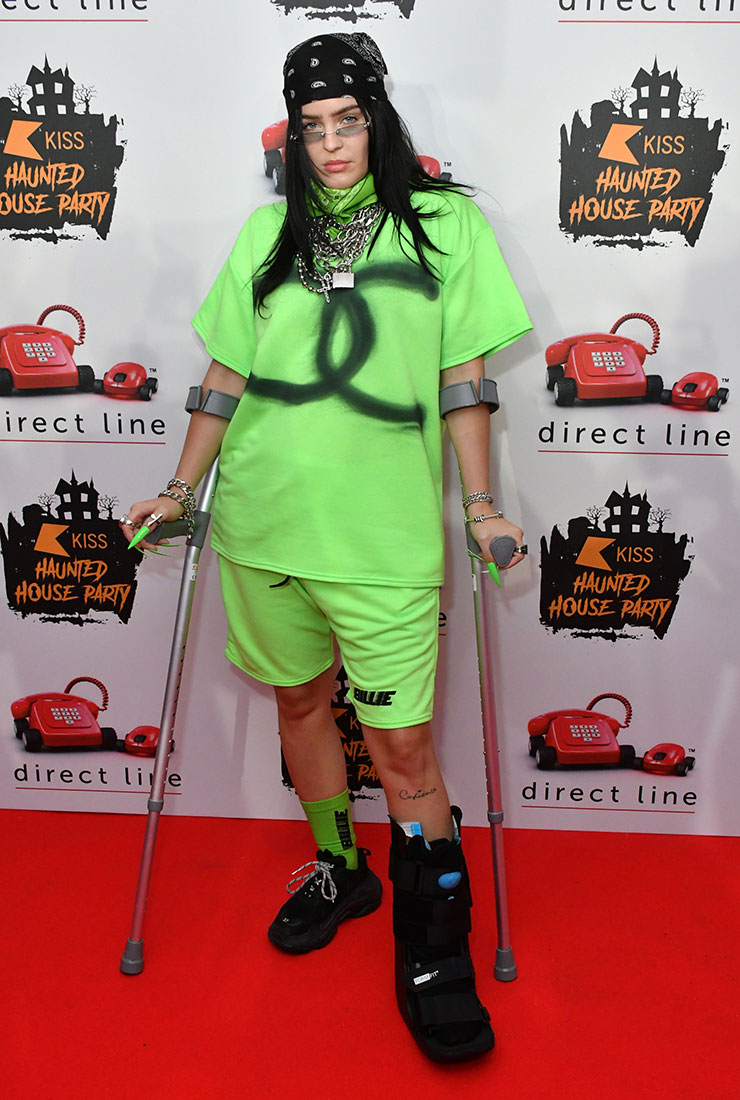 목발마저 패션 아이템으로 승화시키는 남다른 센스! 함께 매치한 그래피티 티셔츠와 투박한 네크리스, 두건으로 특유의 반항적인 매력을 부각해 완벽한 ‘배드 가이’ 스타일을 완성했다. 