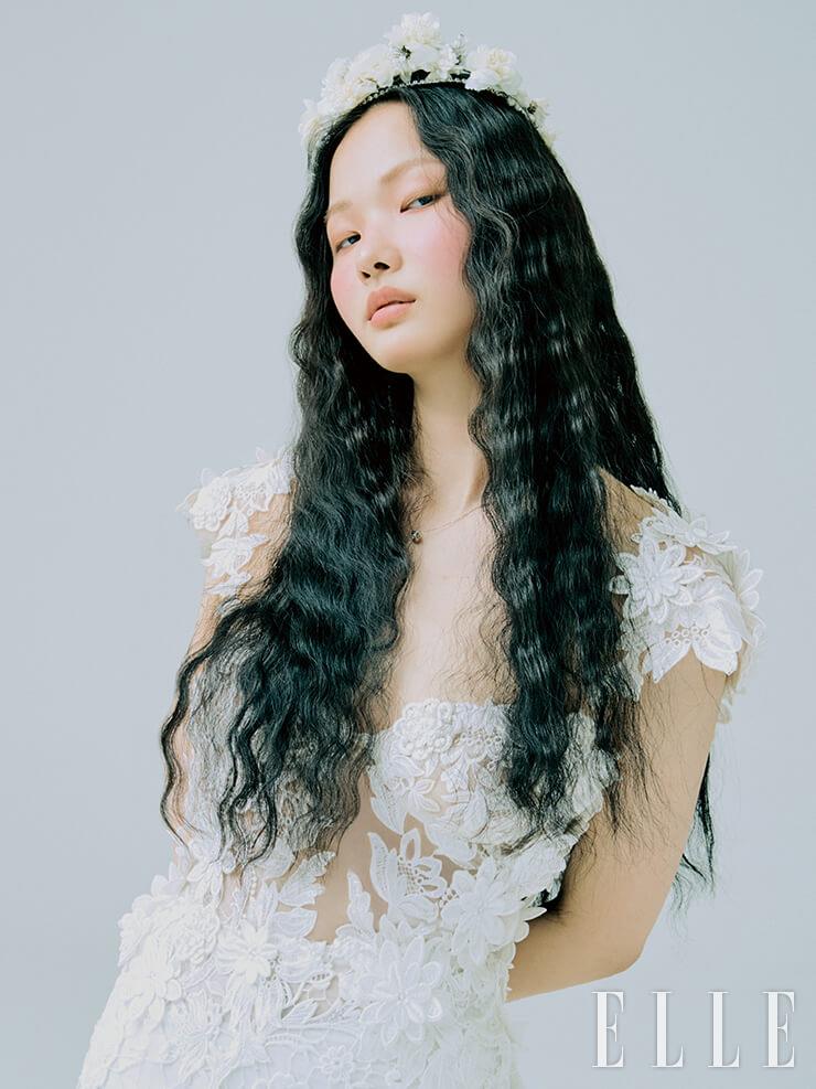 슬림한 엠브로이더리 드레스는 Marie Belle. 네크리스는 Golden Dew. 헤어밴드는 The Queen Lounge. 