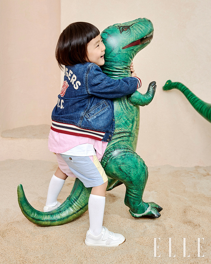 이준이 입은 데님 레터맨 재킷,핑크 리넨 셔츠와 레이어드한 화이트 이너웨어, 컬러 블록 옥스포드 쇼츠는 모두 Polo Ralph Lauren.