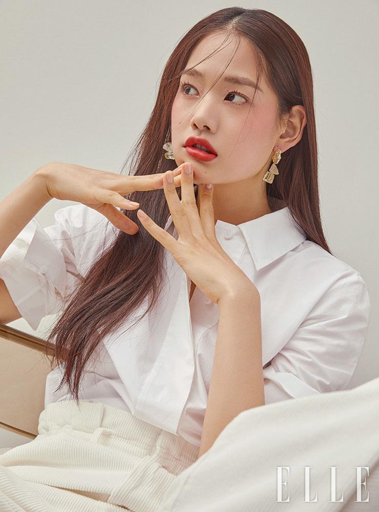 화이트 셔츠는 COS. 와이드 팬츠는 Zara. 원석 이어링은 La Belle Epoque.
