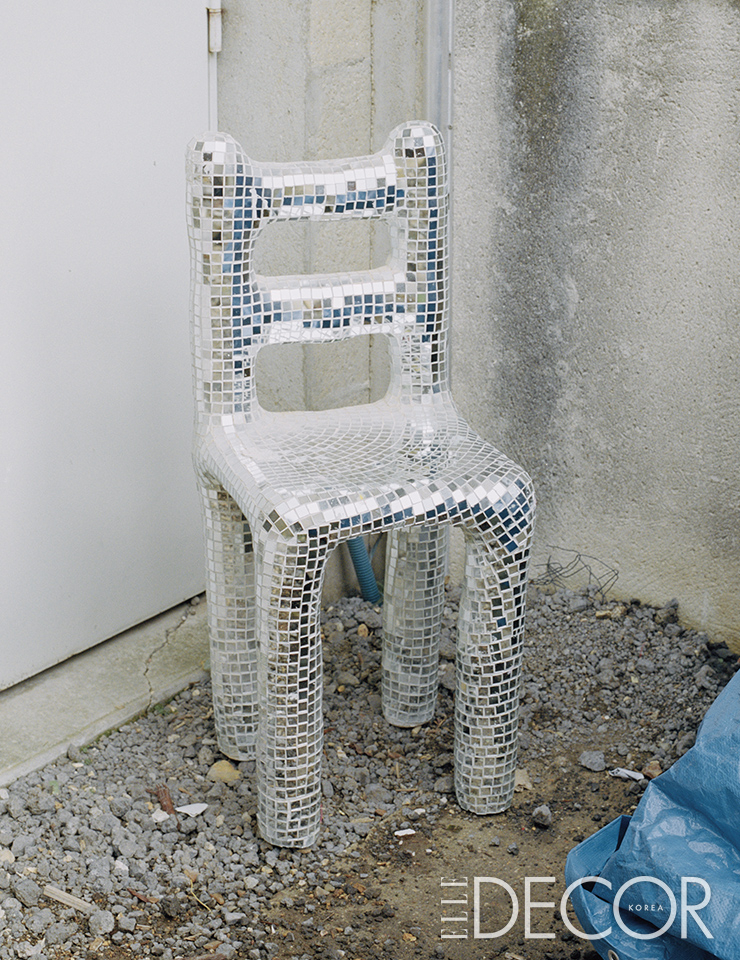 거울 모자이크 작업을 통해 니키 드 생 팔(Niki de Saint Phalle)을 오마주한 퀸 체어(Queen Chair).
