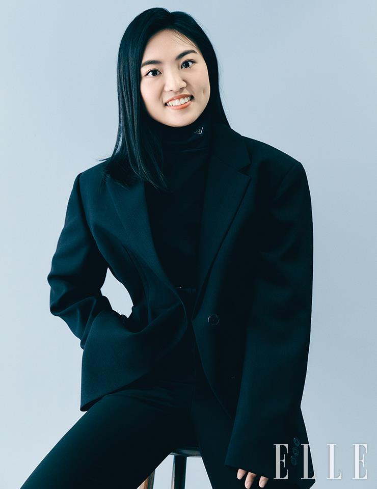 김동희가 입은 재킷과 이너는 모두 Prada.
