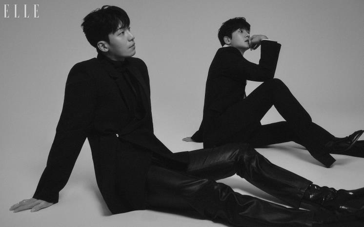  위하준이 입은 재킷은 Egonlab. 스카프는 Emporio Armani. 팬츠와 부츠는 모두 Lemeteque. 약지에 낀 링은 Rendo. 마디 반지는 Hyend. 지창욱이 입은 수트 세트업과 셔츠는 모두 Ferragamo. 슈즈는 Christian Louboutin. 링은 모두 Bulgari. 