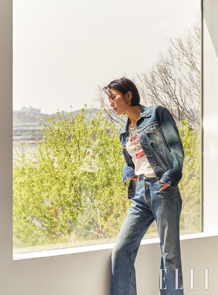 데님 재킷은 Levi’s. 화이트 프린트 티셔츠와 팬츠는 Re/done by 10 Corso Como Seoul. 펜던트 네크리스는 Portrait Report. 