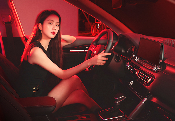 와이드 10.25인치 내비게이션 UVO, 역동적인 센터 콘솔 가니쉬, 공조 컨트롤러 등 이 모든 요소가 경계 없이 매끈하게 일체화된 seamless 인테리어는 셀토스의 우아하고 강인한 감성을 담았다.