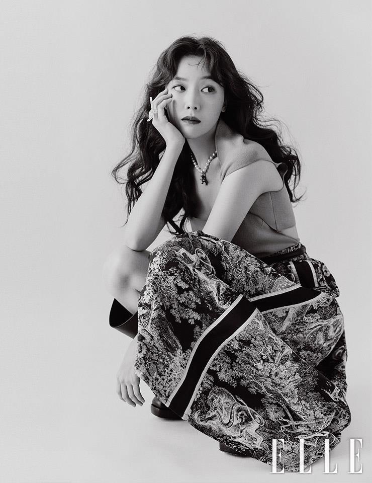 니트 레이스 톱은 Ganni by Beaker. 프린티드 스커트와 펄 네크리스는 모두 Dior. 비즈 링은 Tito.