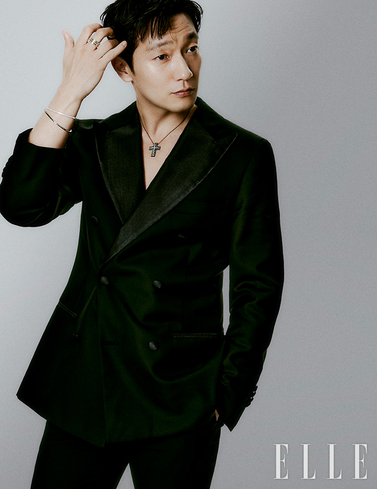 버니시 골드에 다이아몬드를 세팅한 벨 에포크 네크리스, 화이트 골드에 화이트 다이아몬드, 화이트 골드에 블랙 다이아몬드를 각각 장식한 루체 테니스 브레이슬릿, 레이어드해 착용한 옐로 골드, 플래티넘, 핑크 골드 소재의 벨 에포크 링은 모두 Damiani.