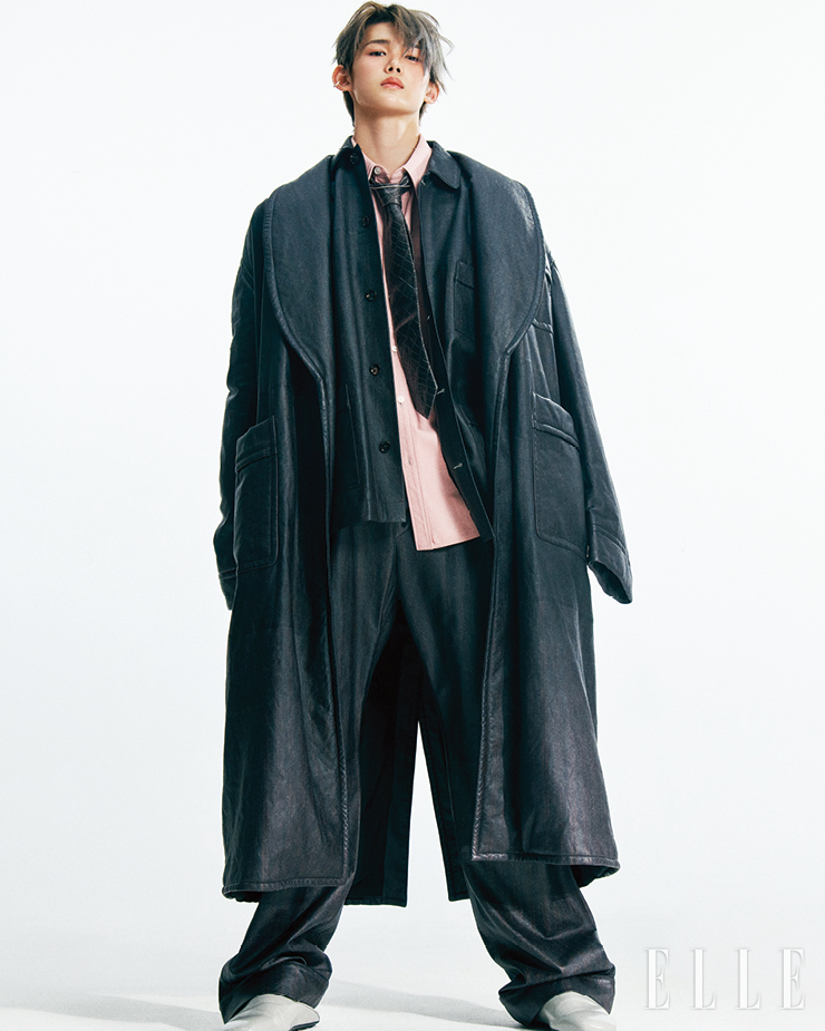 코트와 재킷, 셔츠, 타이, 팬츠, 슈즈는 모두 Bottega Veneta. 네크리스와 이어커프는 모두 스타일리스트 소장품.