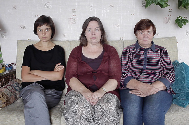 고향 리가로 돌아갈 때마다 의식처럼 찍곤 하는 가족사진. ‘Family Portrait’라는 이름으로 진행 중인 이 사진 작업은 2012년부터 지금까지 이어오고 있다. 2016년, 증조할머니가 돌아가신 후 멤버 구성에 변화가 생겼다.