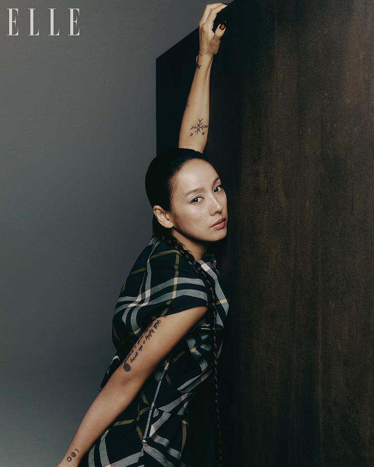 올오버 체크 드레스는 Burberry.