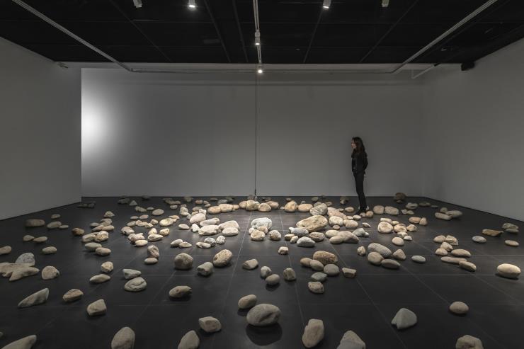 <Untitled, 1983(2015년 재제작), 돌과 마이크, 스피커, 소리, 가변크기