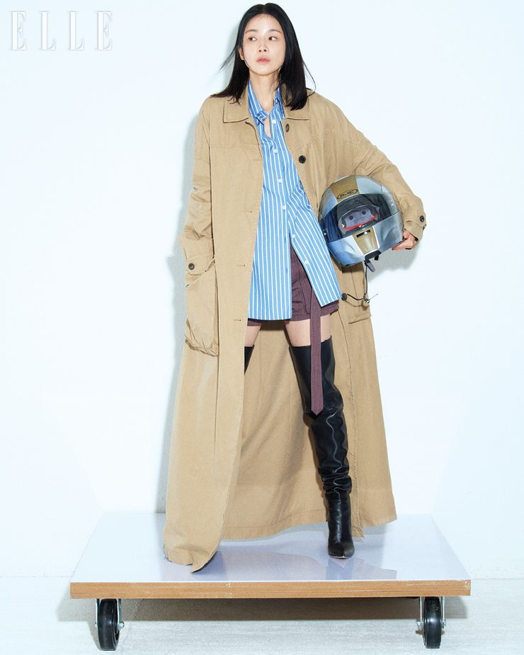 셔츠와 코트, 팬츠는 모두 Dries Van Noten. 부츠는 Gianvito Rossi.