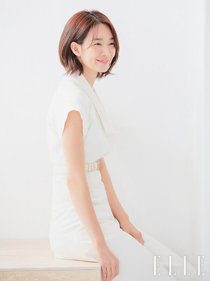 신민아의 양 볼에 바른 쥬 꽁뜨라스뜨, 69 플뢰르 드 로터스의 맑은 코럴 컬러가 순백의 샤넬 점프수트와 대비돼 더욱 돋보인다. 