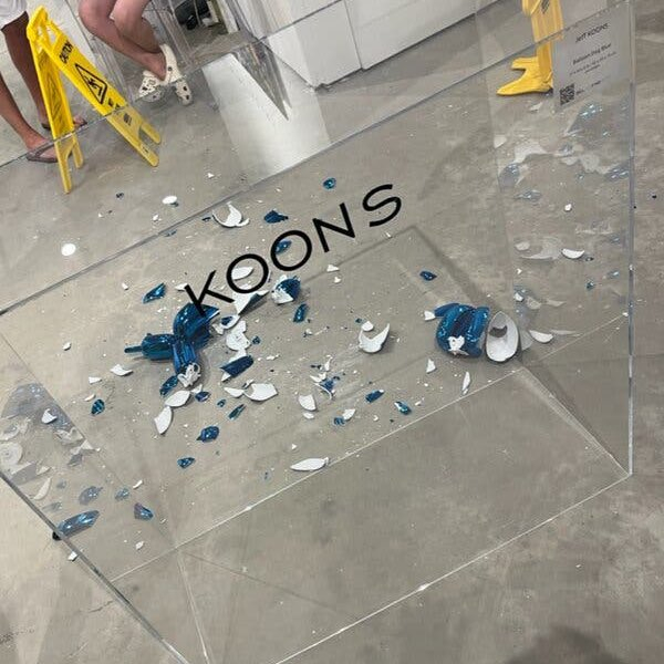 산산조각난 제프 쿤스 '풍선개'