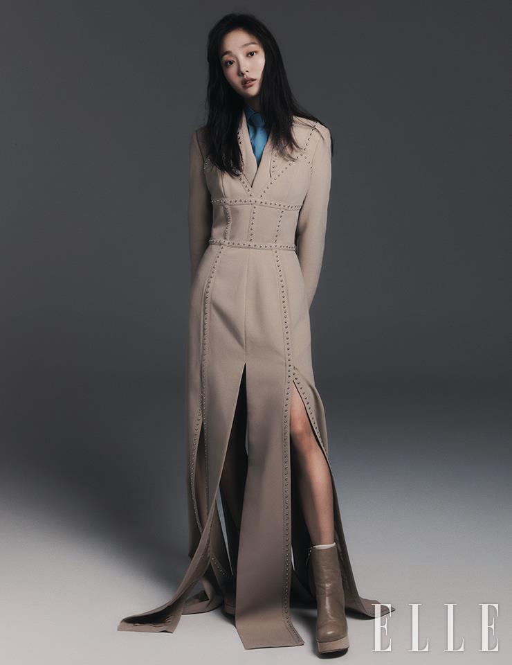 타이 셔츠와 재킷, 드레스는 모두 Rokh. 앵클부츠는 Jil Sander.