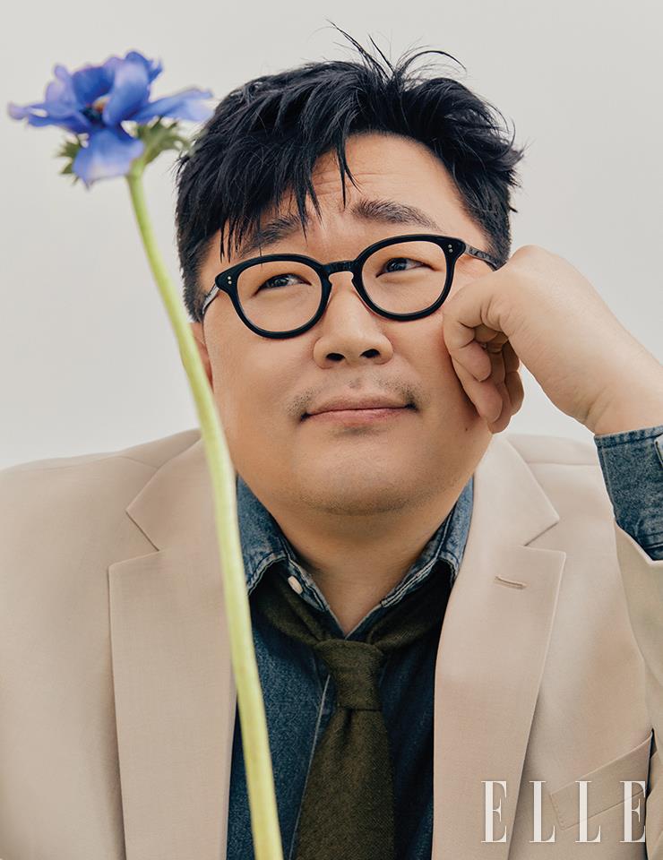 재킷과 데님 셔츠는 모두 Deum-Jig, 안경과 타이는 스타일리스트 소장품. 