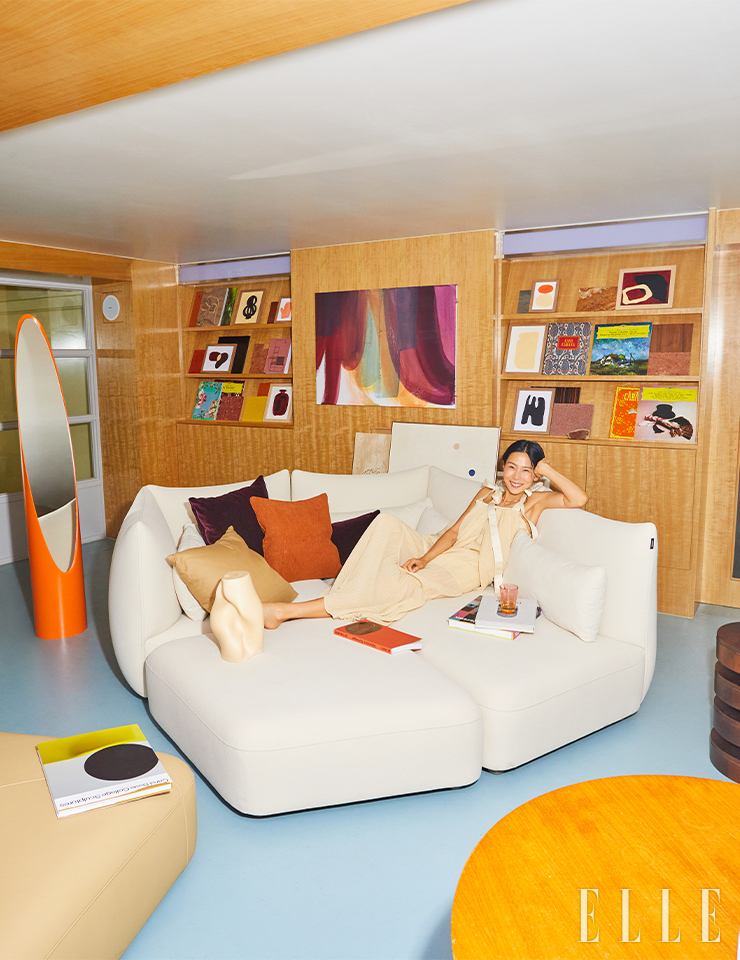 케렌시아 4인 소파(카밀라 컬러 모스토 패브릭)는 3백68만원, Alloso. 드레스는 Eudon Choi. 네크리스, 뱅글은 스타일리스트 소장품.