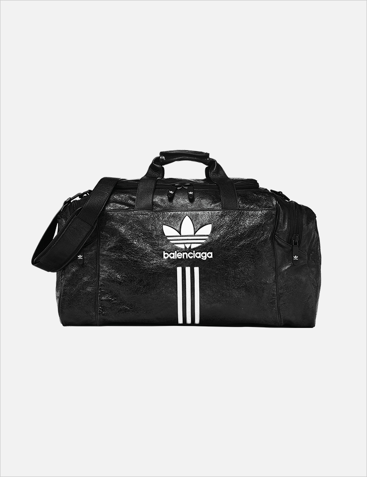 파우치 디테일로 실용성을 강조한 짐 백은 4백72만원, Balenciaga/Adidas.