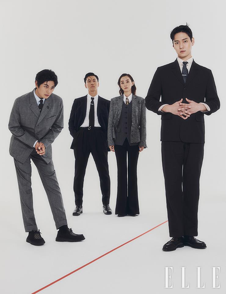 (왼쪽) 이이경이 입은 재킷과 셔츠, 팬츠, 슈즈는 모두 Dior Men. 타이와 칼라 핀, 타이핀은 모두 스타일리스트 소장품. 음문석이 입은 재킷과 셔츠는 모두 Dior Men. 팬츠는 Officine Generale. 슈즈는 Prada. 박세완이 입은 재킷과 베스트는 모두 YCH. 팬츠는 Maison Marais. 슈즈는 Briana. 타이는 Bell & Nouveau. 고경표가 입은 재킷과 팬츠는 모두 COS. 슈즈는 Giuseppe Zanotti. 타이와 칼라 핀, 타이핀은 모두 스타일리스트 소장품.