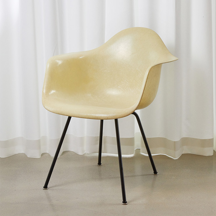 찰스&레이 임스의 1세대 파이버글라스 DAX 암 체어에서는 독특한 텍스처와 중후한 태닝을 확인할 수 있다.