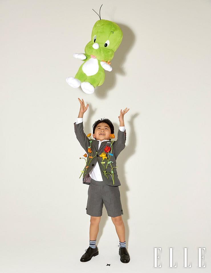 의상과 슈즈는 모두 Thom Browne.