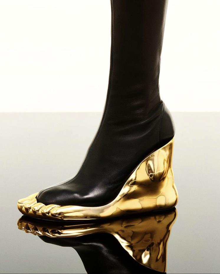 트롱푀유와 리얼리즘을 기반으로 한 스키아파렐리의 지난 컬렉션. (@schiaparelli)