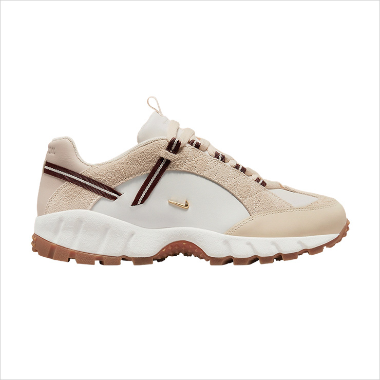 부드러운 얼스 컬러를 사용하고 골드 심벌로 장식한 스니커즈는 20만9천원, Nike x Jacquemus.