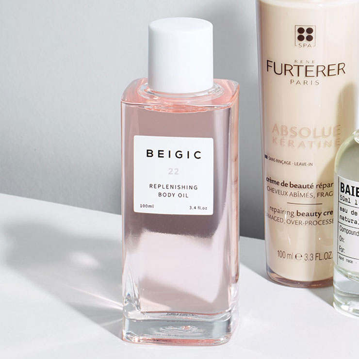 섬세하고 강인한 발레리나의 탄력 있는 보디 피부에서 영감받아 탄생한 보디 오일. 그린 커피 빈과 아르간 오일이 피부에 베일을 씌운 듯 부드럽고 촉촉하게 가꿔준다. 베이직 리플레니싱 바디 오일, 5만6천원, Beigic.