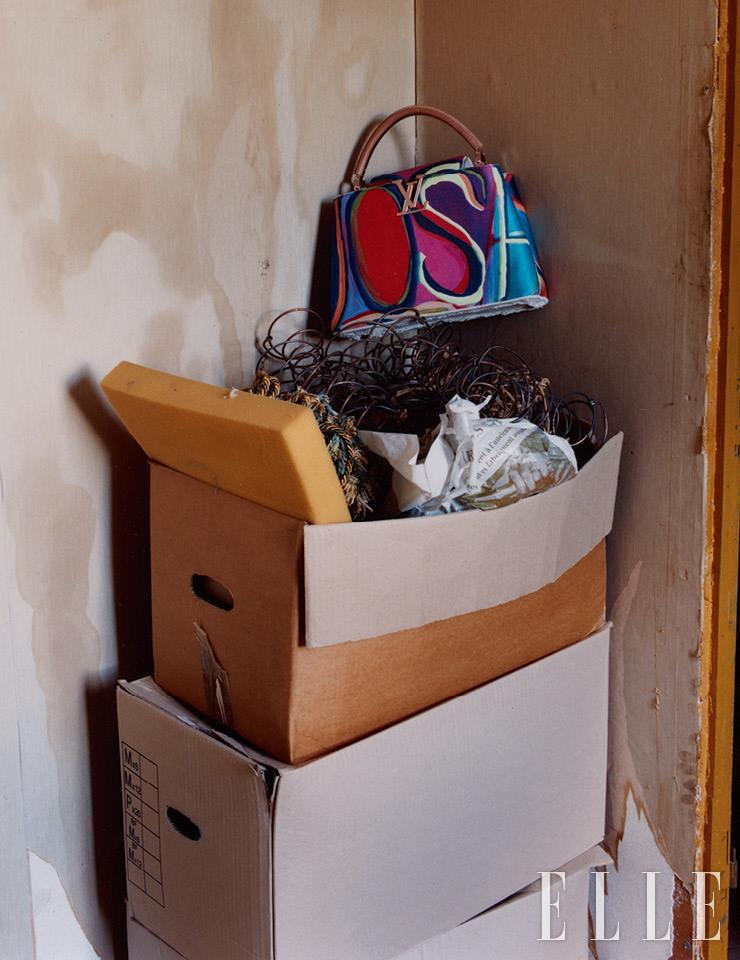 JOSH SMITH_ 뉴욕에서 활동하는 조시 스미스의 아티카퓌신 백은 그의 대표작 ‘이름’에서 영감을 받았다. 면 캔버스 위에 자수 스티치를 붓 터치 같은 느낌이 나도록 완성했고, 패브릭과 스티치에 컬러를 입힌 후 자신의 이름 철자를 가방 전체에 자수로 표현했다. 가방 내부에는 또 다른 작품 ‘팜 #3’가 더해졌다. 조시 스미스가 완성한 아티카퓌신 백은 Louis Vuitton.