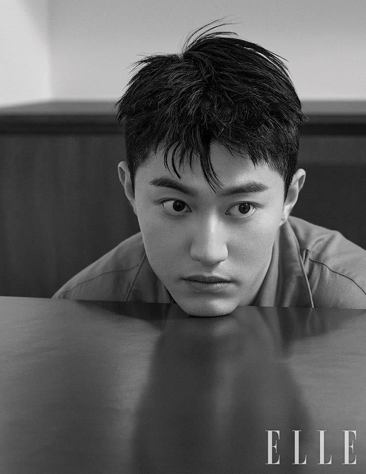 연한 브라운 컬러의 셔츠는 Lemaire.