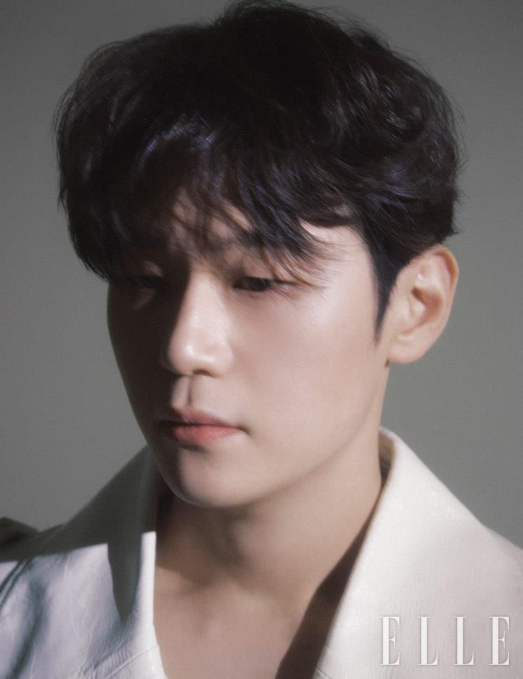 화이트 레더 트렌치코트는 Bottega Veneta.