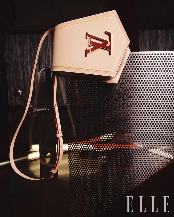 골드 로고 장식의 베이지 컬러 ‘키 벨 XL’ 백은 Louis Vuitton.