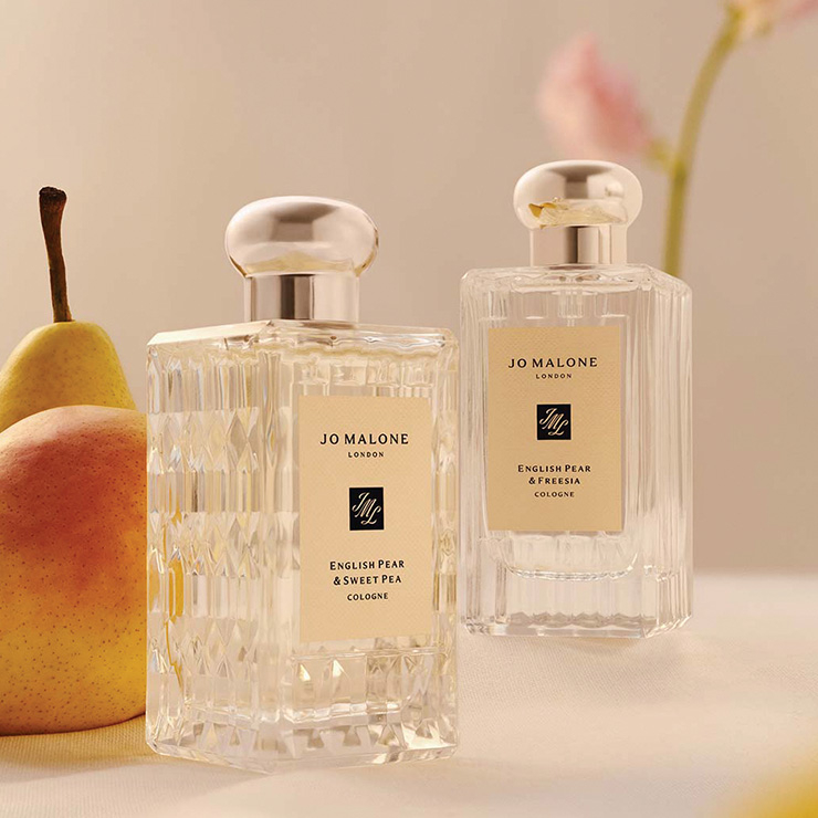 잉글리쉬 페어를 담은 두 코롱을 센트 레이어링(Scent Layering)하면 이슬 맺힌 듯 신선한 노트들이 부드럽게 어우러지며 감각적인 향의 뉘앙스를 자아낸다. (왼쪽부터) 잉글리쉬 페어 앤 스윗 피, 잉글리쉬 페어 앤 프리지아, 각 100ml 22만원, Jo Malone London.