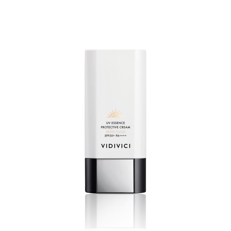 비디비치 유브이 에센스 프로텍티브 크림 사틴 피니시 SPF50+ PA++++ - 이름처럼 매끈하고 촉촉하게 발리며 색상이 7가지나 돼 피부에 딱 맞는 색으로 자연스런 메이크업하는 효과도 노릴 수 있다. 40mL, 5만2천원.